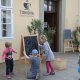 <p>Toniova kavárna, pohled na hrající si děti před kavárnou</p>